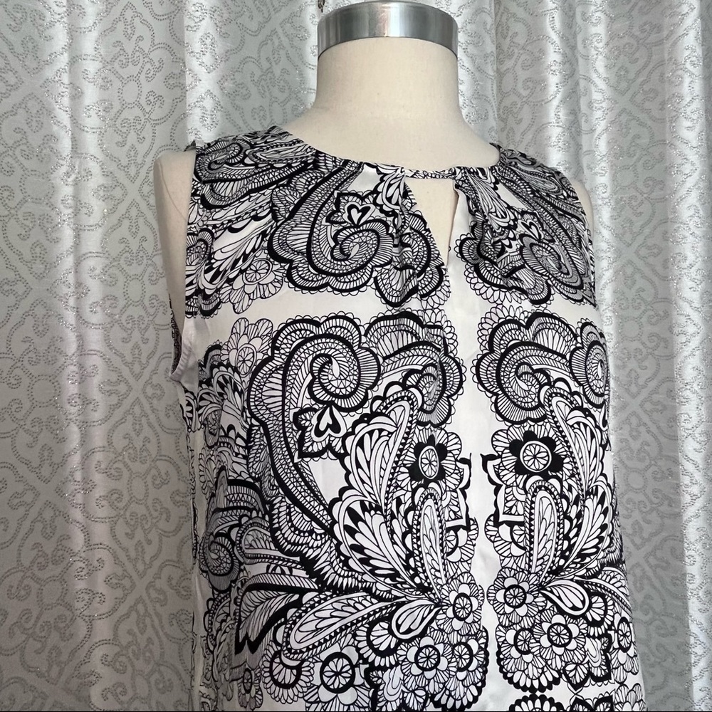 The limited sleeveless top T2